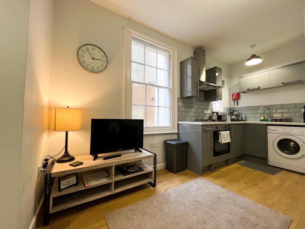 Suitely - Berkeley Apartments เชลเทนแฮม ภายนอก รูปภาพ