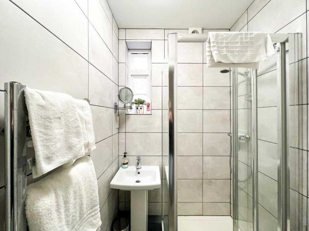 Suitely - Berkeley Apartments เชลเทนแฮม ภายนอก รูปภาพ