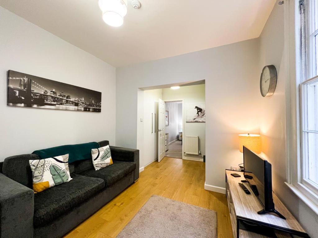 Suitely - Berkeley Apartments เชลเทนแฮม ภายนอก รูปภาพ