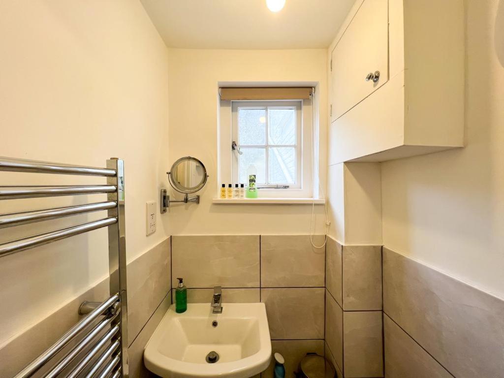 Suitely - Berkeley Apartments เชลเทนแฮม ภายนอก รูปภาพ