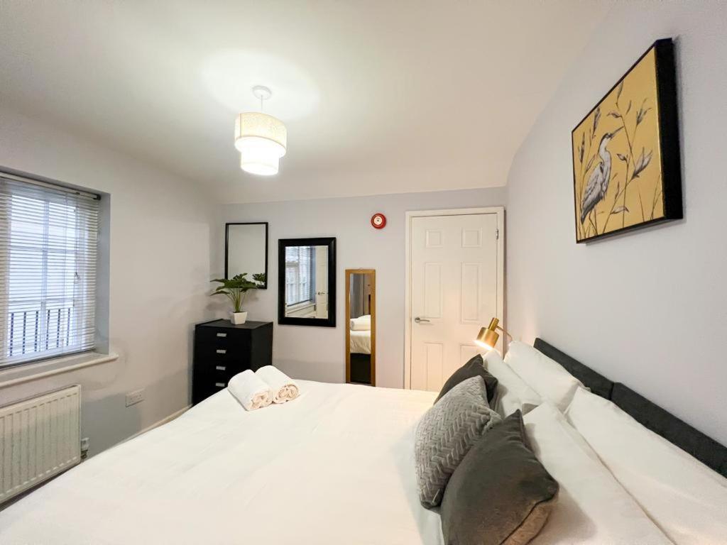 Suitely - Berkeley Apartments เชลเทนแฮม ภายนอก รูปภาพ
